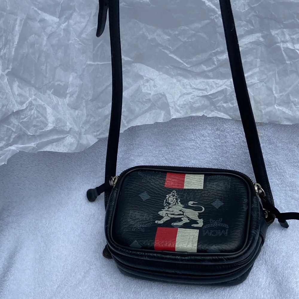 MCM Visetos "Lion 1976 Theme"
Crossbody Bag - Picture 12 of 13